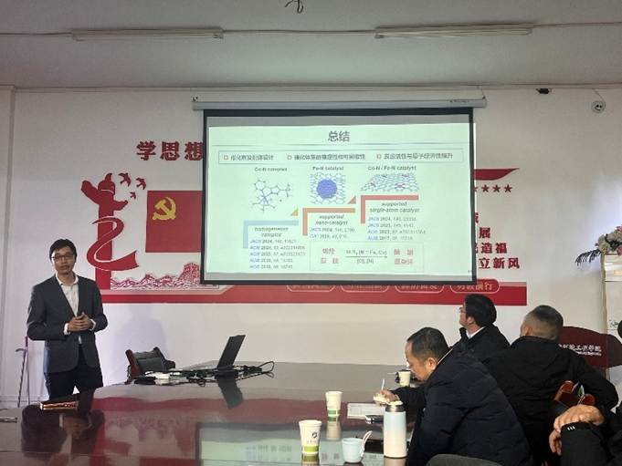 会议室里的人们AI 生成的内容可能不正确。