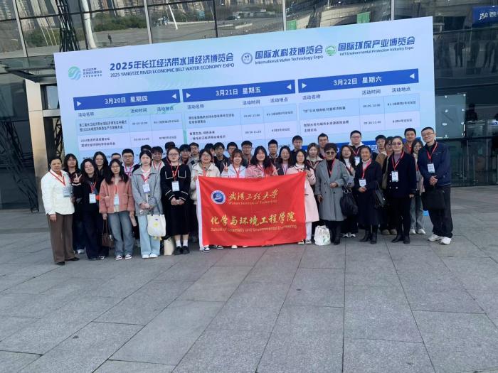 一群人站在人行道上  AI 生成的内容可能不正确。